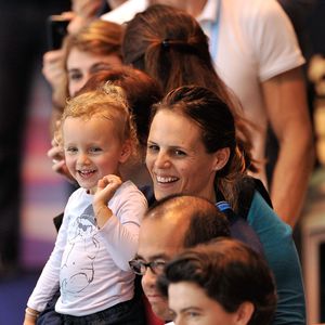 Laure Manaudou et sa fille Manon dans les tribunes pour assister à la victoire de l'equipe de France du relais masculin 4x50m 4 nages lors du Championnat d' Europe de Natation a Chartres le 22 novembre 2012. Agence / Bestimage
