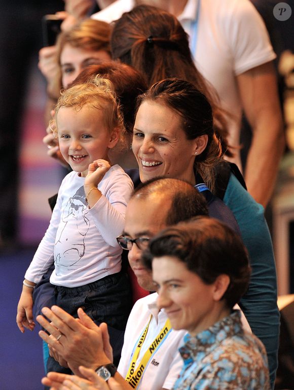 Laure Manaudou et sa fille Manon dans les tribunes pour assister à la victoire de l'equipe de France du relais masculin 4x50m 4 nages lors du Championnat d' Europe de Natation a Chartres le 22 novembre 2012. Agence / Bestimage