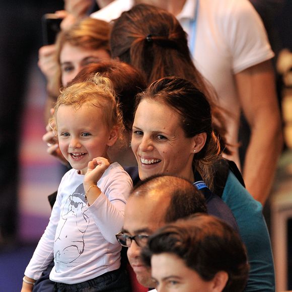 Laure Manaudou et sa fille Manon dans les tribunes pour assister à la victoire de l'equipe de France du relais masculin 4x50m 4 nages lors du Championnat d' Europe de Natation a Chartres le 22 novembre 2012. Agence / Bestimage