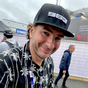 Michaël Youn et sa compagne Isabelle Funaro avec leur fils Stellar lors des "24 Heures du Mans", le 16 juin 2024.
© Fabien Faure/Bestimage