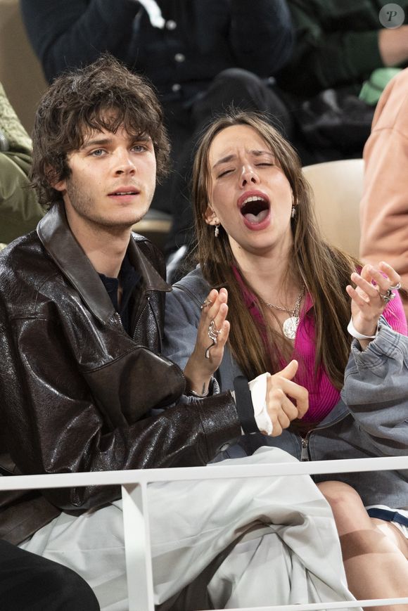 Kim Higelin et son compagnon Tanguy De Rothschild dans les tribunes lors des Internationaux de France de Tennis de Roland Garros 2025, à Paris, France, le 27 mai 2025. © Jacovides-Moreau/Bestimage
