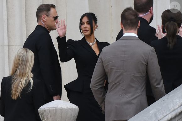Dix hommes comparaissaient donc pour avoir organisé et participé à ce spectaculaire cambriolage qui avait choqué le monde entier...

La star américaine Kim Kardashian, avec sa mère Kris Jenner et son avocat Michael Rhodes, est arrivée au procès de la rue tronchet des "Papys braqueurs" au palais de justice de Paris, France, le 13 mai 2025. © Bestimage