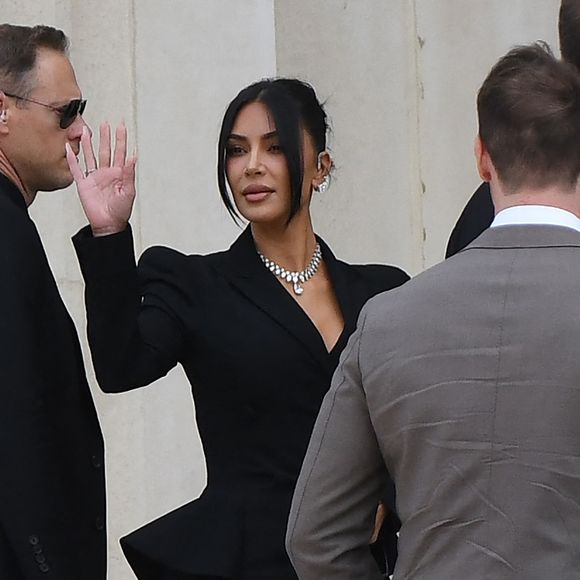 Dix hommes comparaissaient donc pour avoir organisé et participé à ce spectaculaire cambriolage qui avait choqué le monde entier...

La star américaine Kim Kardashian, avec sa mère Kris Jenner et son avocat Michael Rhodes, est arrivée au procès de la rue tronchet des "Papys braqueurs" au palais de justice de Paris, France, le 13 mai 2025. © Bestimage
