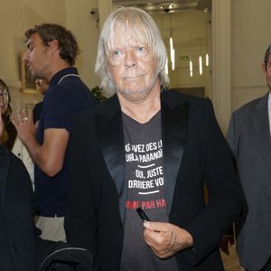 Exclusif - Le chanteur Renaud (Renaud Séchan) -  Vernissage de l'exposition "Renaud, Des mots et des images" qui se tiendra jusqu'au 14 septembre à la Mairie du 13ème à Paris le 5 septembre 2024. Elle marquera "également la sortie en librairie du recueil" publié aux éditions Gallimard Alternatives. Vingt artistes, dont le pionnier de l'art urbain Ernest Pignon-Ernest, les street artistes Jef Aérosol et C215, les peintres Françoise Pétrovitch et Anna Foka ont aussi illustré chacun un titre du chanteur (La mère à Titi, Mistral gagnant, Morgane de toi, Dès que le vent soufflera...). © Coadic Guirec/Bestimage