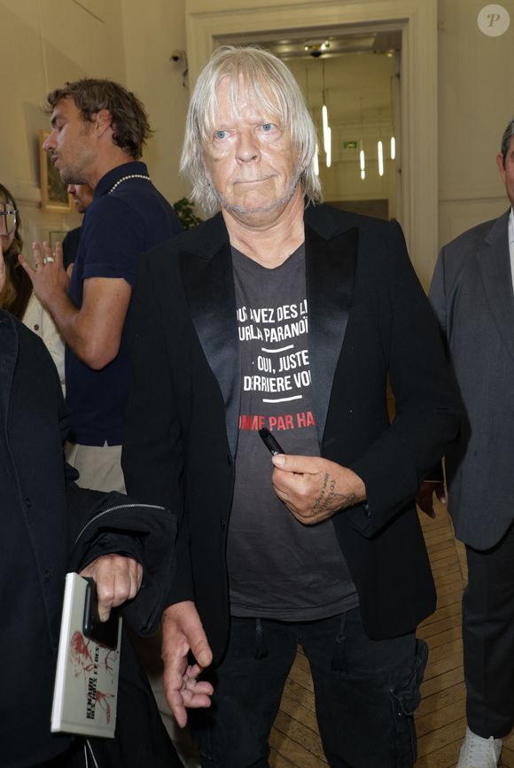 Exclusif - Le chanteur Renaud (Renaud Séchan) -  Vernissage de l'exposition "Renaud, Des mots et des images" qui se tiendra jusqu'au 14 septembre à la Mairie du 13ème à Paris le 5 septembre 2024. Elle marquera "également la sortie en librairie du recueil" publié aux éditions Gallimard Alternatives. Vingt artistes, dont le pionnier de l'art urbain Ernest Pignon-Ernest, les street artistes Jef Aérosol et C215, les peintres Françoise Pétrovitch et Anna Foka ont aussi illustré chacun un titre du chanteur (La mère à Titi, Mistral gagnant, Morgane de toi, Dès que le vent soufflera...). © Coadic Guirec/Bestimage