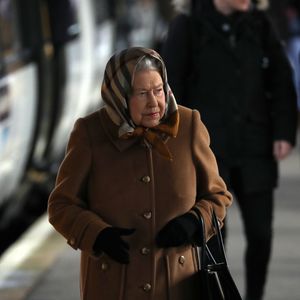 La reine Elizabeth II d'Angleterre arrive par le train à la station ferroviaire King's Lynn Station à Sandringham, pour passer les fêtes de Noël. Le 20 décembre 2018 Agence / Bestimage