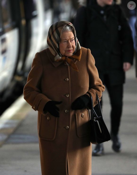 La reine Elizabeth II d'Angleterre arrive par le train à la station ferroviaire King's Lynn Station à Sandringham, pour passer les fêtes de Noël. Le 20 décembre 2018 Agence / Bestimage