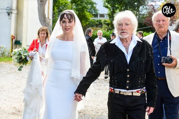 Les amoureux avaient convié leurs familles et de très proches amis

Semi-exclusif - Murielle Mégevand et Hugues Aufray sur le parvis de l'église - Mariage d'Hugues Aufray et de Murielle Mégevand à l’église Saint-Vigor de Marly-Le Roy, France. Agence / Bestimage