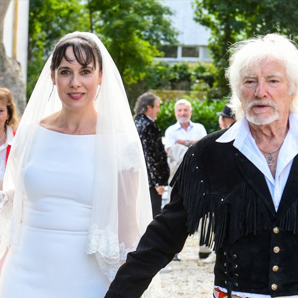 Les amoureux avaient convié leurs familles et de très proches amis

Semi-exclusif - Murielle Mégevand et Hugues Aufray sur le parvis de l'église - Mariage d'Hugues Aufray et de Murielle Mégevand à l’église Saint-Vigor de Marly-Le Roy, France. Agence / Bestimage