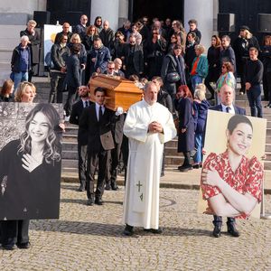 Emilie Dequenne, un sourire inoubliable

Deux portraits de l'actrice suivis du cercueil de la défunte à la sortie des obsèques d'Emilie Dequenne au cimetière Père Lachaise à Paris. © Cyril Moreau/Bestimage