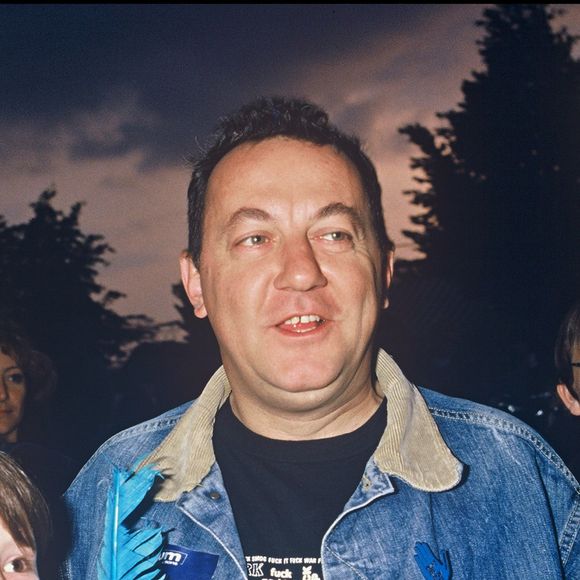 À l'époque, Coluche vivait dans une « maison merveilleuse » au 11, rue Gazan, dans le 14e arrondissement de Paris.

Archives - Coluche lors d'une manifestation de Touche pas à mon pote avec son fils aîné Romain Colucci
Crédit : AGENCE / BESTIMAGE