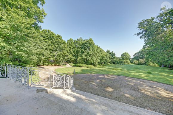 Exclusif - Située à Louveciennes, aux portes de Paris, sur le chemin des impressionnistes, cette belle demeure bourgeoise néo-classique, a été construite au milieu du XIXème siècle, appelée le "Domaine de Voisins", et ayant eu comme illustre propriétaire, Karl Lagerfeld. © Marc Ausset-Lacroix / Bestimage