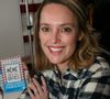 A savoir Aurélie Valognes, à qui l'on doit notamment Mémé dans les orties, un livre qui s'est vendu à plus d'un million d'exemplaires et qui a été traduit dans une quinzaine de langues.

Aurélie Valognes lors de la 37ème édition du Salon du livre au parc des expositions, à la porte de Versailles, à Paris, France, le 26 mars 2017.