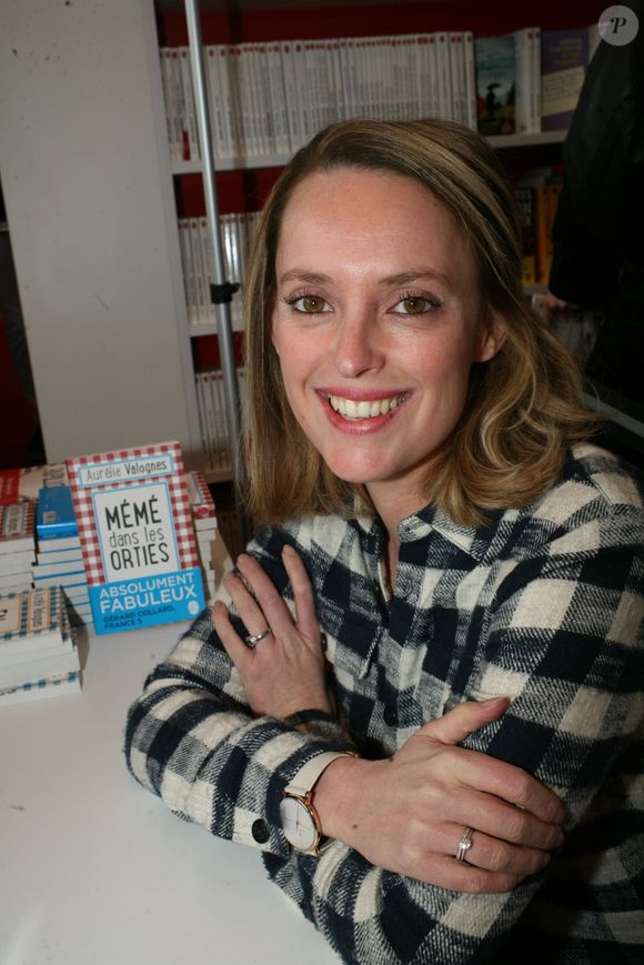 A savoir Aurélie Valognes, à qui l'on doit notamment Mémé dans les orties, un livre qui s'est vendu à plus d'un million d'exemplaires et qui a été traduit dans une quinzaine de langues.

Aurélie Valognes lors de la 37ème édition du Salon du livre au parc des expositions, à la porte de Versailles, à Paris, France, le 26 mars 2017.