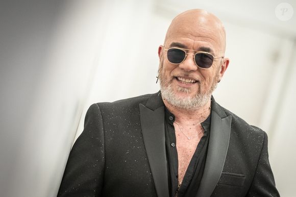 Exclusif - Pascal Obispo en backstage de l'enregistrement de l'émission "Serge Lama, le dernier rappel" présentée par F. Bollaert, diffusée le vendredi 21 novembre 2025 sur France 3 à 21h10, au théâtre Marigny à Paris, France, le 29 avril 2025. © Clovis-Moreau/Bestimage