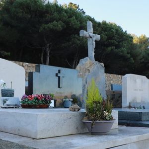 Ses obsèques se dérouleront mercredi 7 janvier à l’église Notre-Dame de l’Assomption de Saint-Tropez, suivies d’une inhumation privée au cimetière marin.

Illustration du caveau familial de la famille Bardot au cimetière marin de Saint-Tropez le 29 décembre 2025. Brigitte Bardot y sera inhumée aux côtés de son père, Louis Bardot (1896-1975) et de sa mère Anne-Marie Mucel (1912-1978). Brigitte Bardot est décédée le 28 décembre 2025, à l'âge de 91 ans.
© Franz Chavaroche / Bestimage