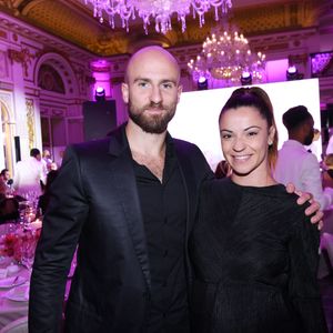 Denitsa Ikonomova (enceinte) et son compagnon François Alu - Photocall du 5ème gala de charité de l'association "Les Bonnes Fées" à l'occasion de la campagne mondiale "Octobre Rose" à l'hôtel Peninsula, Paris le 3 octobre 2024. © Rachid Bellak/Bestimage