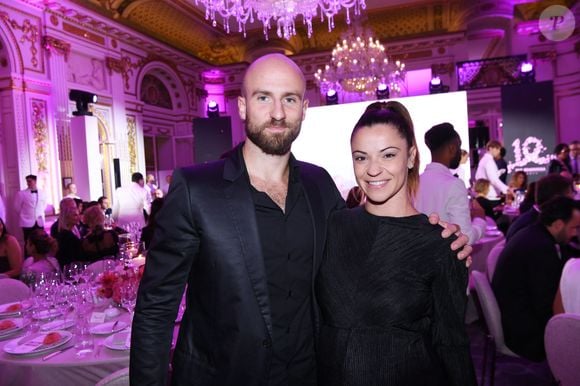 Denitsa Ikonomova (enceinte) et son compagnon François Alu - Photocall du 5ème gala de charité de l'association "Les Bonnes Fées" à l'occasion de la campagne mondiale "Octobre Rose" à l'hôtel Peninsula, Paris le 3 octobre 2024. © Rachid Bellak/Bestimage