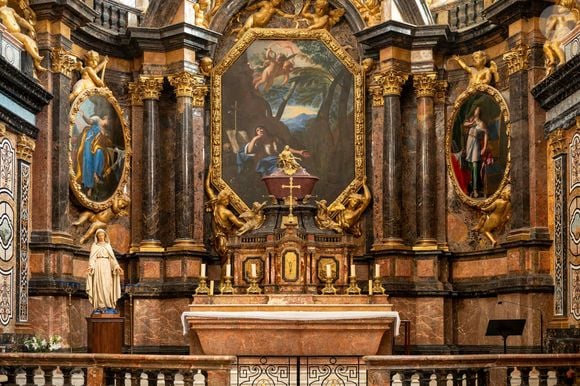 L'autel principal de la basilique Sainte-Marie-Madeleine, le troisième tombeau de la chrétienté contenant les reliques de Marie-Madeleine, apôtre du Christ à Saint-Maximin-la-Sainte-Baume, France le 02 février 2025. Photo par Laurent Coust/ABACAPRESS.COM