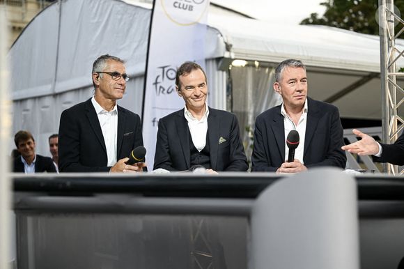 Laurent Jalabert, Franck Ferrand et Alexandre Pasteur lors de l'étape 21 du Tour de France 2023 sur l'avenue des Champs-Elysées le 23 juillet 2023 à Paris, France. Photo de Victor Joly/ABACAPRESS.COM