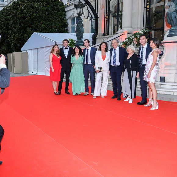 En plus de leurs agents actifs en France et à l'international, Sandrine et Olivier Kretz, les fondateurs de leur société immobilière, ont aussi intégré leurs quatre enfants - Martin, Valentin, Louis et Raphaël - à l'entreprise familiale. 

La famille Kretz : "L'Agence" sur TMC  : Olivier Kretz, Sandrine Kretz, Louis Kretz, Martin Kretz et sa femme Eve von Romberg, Majo (la grand-mère), Valentin Kretz et sa femme Charina Sarte - Soirée de gala des 50 ans de la Fondation Claude Pompidou à l'Hôtel Marcel Dassault à Paris le 12 avril 2022. Rachid Bellak / LMS / Bestimage