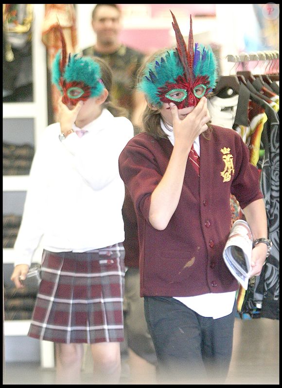 27 avril 2009, West Hollywood. Michael Jackson emmène Prince, Paris et Blanket faire du shopping à Off The Wall Antiques puis chez Ed Hardy sur Melrose Avenue. Fidèles à l’habitude instaurée par leur père, les trois enfants apparaissent masqués. © Fame Pictures Bestimage