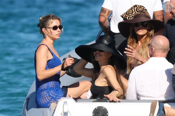 Jeff Bezos et sa femme Lauren Sanchez au Club 55 sur la plage de Pampelonne à Saint-Tropez (Ramatuelle), Côte d'Azur, France, le 22 juillet 2025. © Bestimage