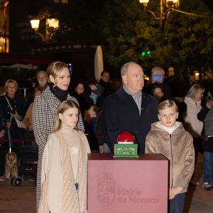 Le prince Albert II de Monaco, La princesse Charlène de Monaco, Le prince Jacques de Monaco, marquis des Baux, La princesse Gabriella de Monaco, comtesse de Carladès - La famille princière de Monaco lors du lancement des illuminations de Noël organisées par la municipalité de Monaco sur la Place d'Armes le 27 novembre 2025.
© Olivier Huitel / Pool / Bestimage