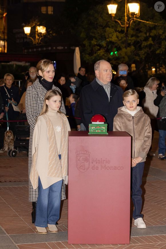 Le prince Albert II de Monaco, La princesse Charlène de Monaco, Le prince Jacques de Monaco, marquis des Baux, La princesse Gabriella de Monaco, comtesse de Carladès - La famille princière de Monaco lors du lancement des illuminations de Noël organisées par la municipalité de Monaco sur la Place d'Armes le 27 novembre 2025.
© Olivier Huitel / Pool / Bestimage