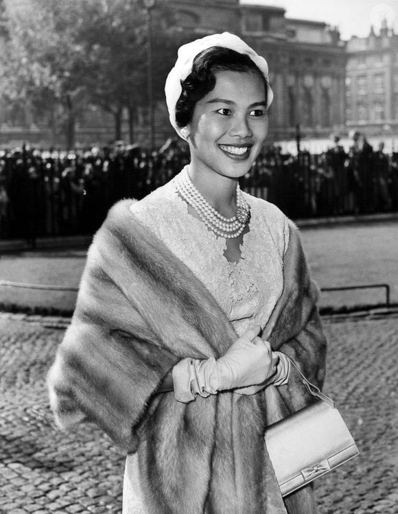 Pendant ses études de musique et de langues à Paris, elle fit la rencontre de Bhumibol, qui avait passé une partie de son enfance en Suisse.

Sirikit Kitiyakorn sur X