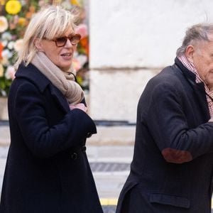 Chantal Ladesou et son Mari Michel Ansault - Arrivées aux obsèques de Brigitte Bardot en l'église Paroissiale Notre-Dame-de-l'Assomption de Saint-Tropez, France, le 7 janvier 2026.  Brigitte Bardot, figure emblématique du cinéma français et icône internationale, est décédée le 28 décembre 2025 à l'âge de 91 ans dans sa mythique propriété de La Madrague, à Saint-Tropez (France). Révélée au monde entier par son rôle dans "Et Dieu... créa la femme", elle avait contribué à faire de Saint-Tropez un lieu mondialement connu. L'actrice sera inhumée le 7 janvier 2026 au cimetière marin de Saint-Tropez, aux côtés de son père Louis Bardot (1896-1975) et de sa mère Anne-Marie Mucel (1912-1978). Une cérémonie religieuse se tiendra auparavant dans l'église de Saint-Tropez, où proches, personnalités et anonymes pourront lui rendre un dernier hommage. © Jacovides-Moreau/Bestimage