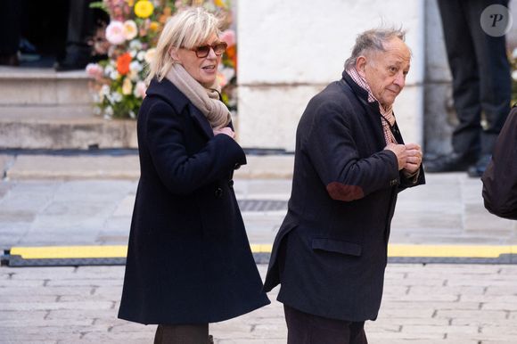 Chantal Ladesou et son Mari Michel Ansault - Arrivées aux obsèques de Brigitte Bardot en l'église Paroissiale Notre-Dame-de-l'Assomption de Saint-Tropez, France, le 7 janvier 2026.  Brigitte Bardot, figure emblématique du cinéma français et icône internationale, est décédée le 28 décembre 2025 à l'âge de 91 ans dans sa mythique propriété de La Madrague, à Saint-Tropez (France). Révélée au monde entier par son rôle dans "Et Dieu... créa la femme", elle avait contribué à faire de Saint-Tropez un lieu mondialement connu. L'actrice sera inhumée le 7 janvier 2026 au cimetière marin de Saint-Tropez, aux côtés de son père Louis Bardot (1896-1975) et de sa mère Anne-Marie Mucel (1912-1978). Une cérémonie religieuse se tiendra auparavant dans l'église de Saint-Tropez, où proches, personnalités et anonymes pourront lui rendre un dernier hommage. © Jacovides-Moreau/Bestimage