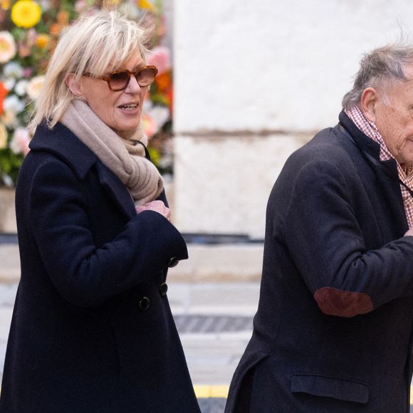 Chantal Ladesou et son Mari Michel Ansault - Arrivées aux obsèques de Brigitte Bardot en l'église Paroissiale Notre-Dame-de-l'Assomption de Saint-Tropez, France, le 7 janvier 2026.  Brigitte Bardot, figure emblématique du cinéma français et icône internationale, est décédée le 28 décembre 2025 à l'âge de 91 ans dans sa mythique propriété de La Madrague, à Saint-Tropez (France). Révélée au monde entier par son rôle dans "Et Dieu... créa la femme", elle avait contribué à faire de Saint-Tropez un lieu mondialement connu. L'actrice sera inhumée le 7 janvier 2026 au cimetière marin de Saint-Tropez, aux côtés de son père Louis Bardot (1896-1975) et de sa mère Anne-Marie Mucel (1912-1978). Une cérémonie religieuse se tiendra auparavant dans l'église de Saint-Tropez, où proches, personnalités et anonymes pourront lui rendre un dernier hommage. © Jacovides-Moreau/Bestimage