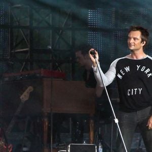 Johnny Hallyday et son fils David Hallyday se produisent lors d'un concert gratuit au Champs de Mars devant la Tour Eiffel à Paris, France, le 14 juillet 2009, pour la célébration des 120 ans de la Tour Eiffel et le Jour de la Bastille. Photo par Stephane Lemouton/ABACAPRESS.COM