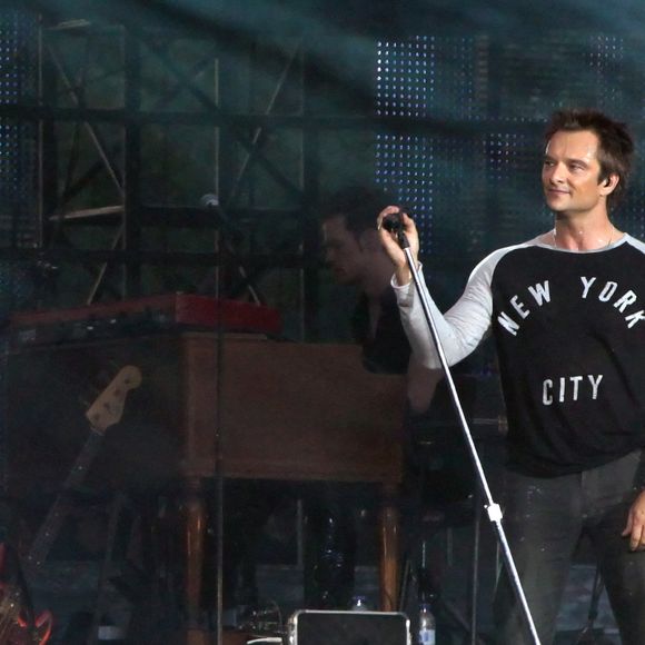 Johnny Hallyday et son fils David Hallyday se produisent lors d'un concert gratuit au Champs de Mars devant la Tour Eiffel à Paris, France, le 14 juillet 2009, pour la célébration des 120 ans de la Tour Eiffel et le Jour de la Bastille. Photo par Stephane Lemouton/ABACAPRESS.COM