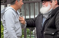 Exclusif - Vidéo - Stéphane Plaza a été surpris par les photographes et vidéastes à la sortie d'un RDV à Paris