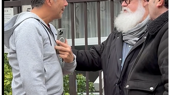 Exclusif - Vidéo - Stéphane Plaza a été surpris par les photographes et vidéastes à la sortie d'un RDV à Paris