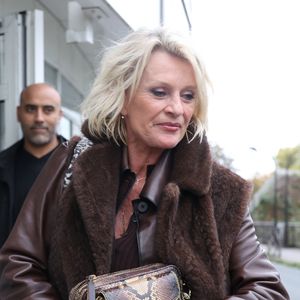Sophie Davant - Arrivées lors de l'enregistrement de l'émission "Vivement Dimanche" (du 16 novembre) à Paris le 22 octobre 2025. © Bestimage