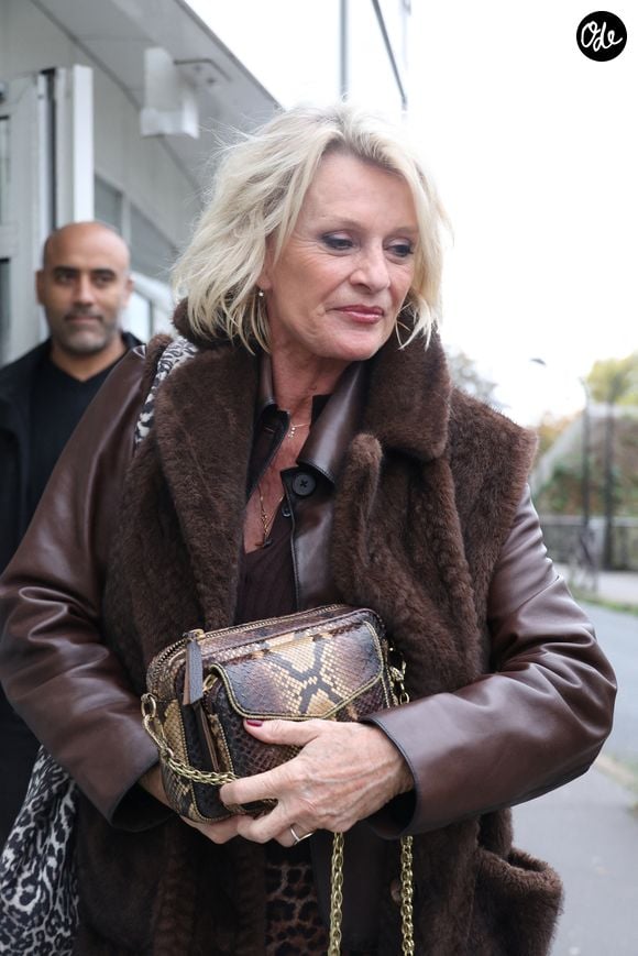 Sophie Davant - Arrivées lors de l'enregistrement de l'émission "Vivement Dimanche" (du 16 novembre) à Paris le 22 octobre 2025. © Bestimage