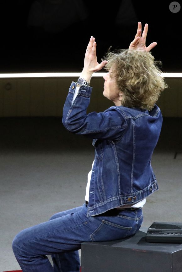 Exclusif - Alex Lutz raconte la vie de son père décédé lors de la Première représentation de son Spectacle « Sexe, grog et rocking chair », au Cirque d'hiver à Paris, France, le 4 Avril 2025.  © Bertrand Rindoff/Bestimage
