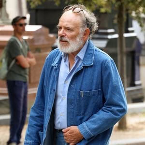 Jean-Pierre Darroussin avait notamment fait le déplacement pour accompagner la famille et saluer la mémoire de Dominique Frot. 

Jean-Pierre Darroussin aux obsèques de Dominique Frot au cimetière du Père Lachaise à Paris, France, le 21 août 2026. © enis Guignebourg/Bestimage