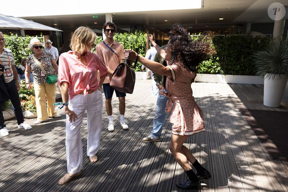 Sabrina Ouazani et Michèle Laroque au village lors des Internationaux de France de Tennis de Roland Garros 2025. Paris, le 30 mai 2025. 
© Moreau / Jacovides / Bestimage