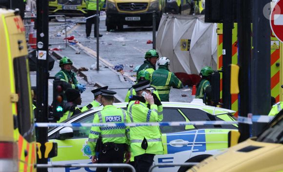 "Il est vraiment dévastateur de constater que ce qui aurait dû être une célébration joyeuse pour tant de personnes puisse se terminer dans des circonstances aussi pénibles", poursuit le roi.

Les services de secours et de police, après le drame survenu à Liverpool, où une voiture a foncé dans la foule, le 26 mai 2025. Mirrorpix / Bestimage