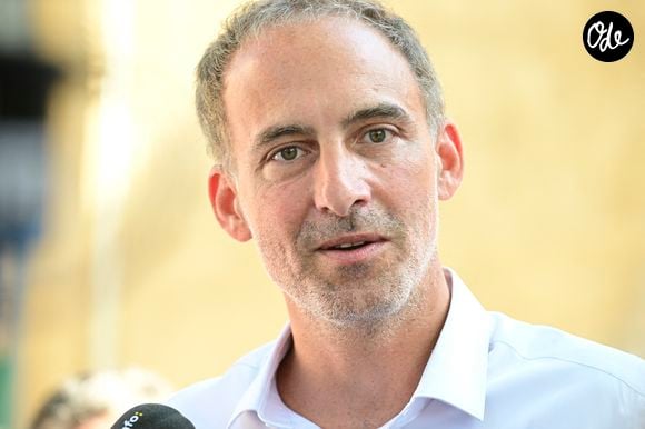 Raphaël Glucksmann le 12 août 2026, lors d'une visite dans l'Aude. Photo de Pascal Rodriguez/ABACAPRESS.COM