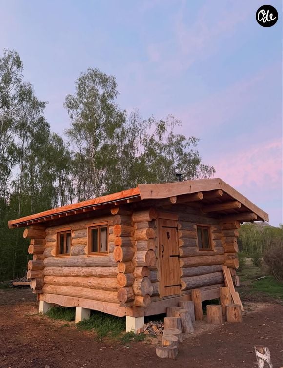 Le chanteur a mis des mois à construire une cabane en pleine nature

Vianney a terminé la construction de sa cabane en bois en pleine forêt et montre le résultat sur Instagram le 12 avril 2026.