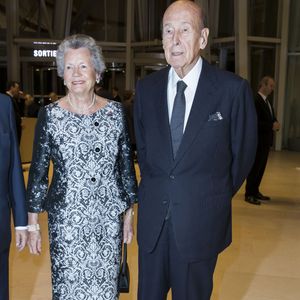 Valery Giscard d'Estaing et sa femme Anne-Aymone Giscard d'Estaing - Dîner d’inauguration de l'exposition "Icônes de l'Art Moderne. La Collection Chtchoukine" à la "Fondation Louis Vuitton" à Paris, France, le 20 octobre 2016. L'exposition rend hommage à l'un des plus grands mécènes du début du 20ème siècle, Sergeï Chtchoukine - collectionneur russe "visionnaire" de l'art moderne français du début du 20ème siècle. L'exposition présente un ensemble exceptionnel de cent trente chefs-d'œuvre de la collection Chtchoukine, tout particulièrement représentatifs de l'art moderne: de Monet, Cézanne, Gauguin, Rousseau à Derain, Matisse et Picasso. © Olivier Borde/Bestimage