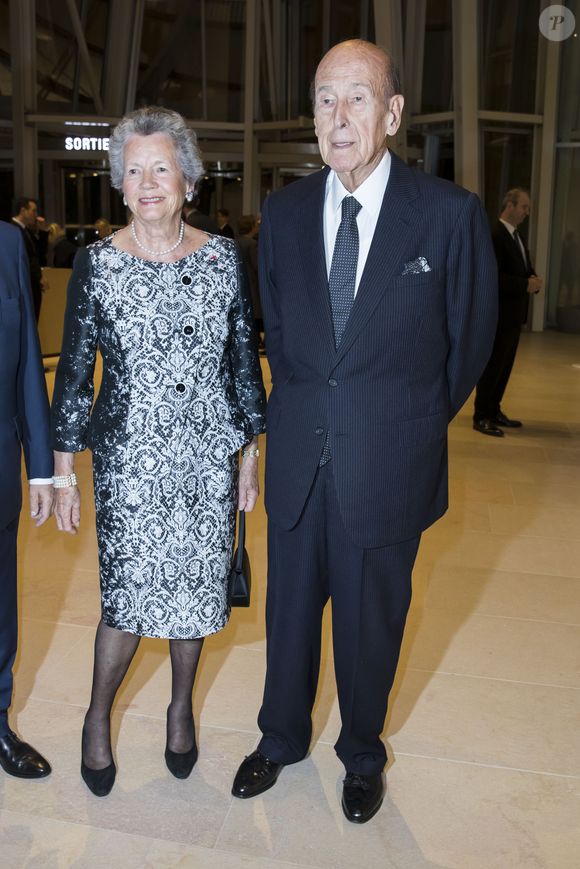 Valery Giscard d'Estaing et sa femme Anne-Aymone Giscard d'Estaing - Dîner d’inauguration de l'exposition "Icônes de l'Art Moderne. La Collection Chtchoukine" à la "Fondation Louis Vuitton" à Paris, France, le 20 octobre 2016. L'exposition rend hommage à l'un des plus grands mécènes du début du 20ème siècle, Sergeï Chtchoukine - collectionneur russe "visionnaire" de l'art moderne français du début du 20ème siècle. L'exposition présente un ensemble exceptionnel de cent trente chefs-d'œuvre de la collection Chtchoukine, tout particulièrement représentatifs de l'art moderne: de Monet, Cézanne, Gauguin, Rousseau à Derain, Matisse et Picasso. © Olivier Borde/Bestimage
