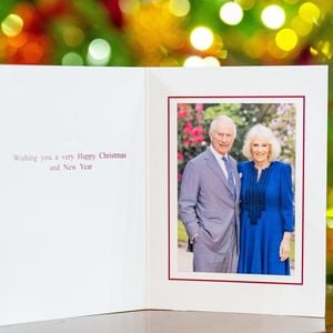 La carte de Noël 2024 du roi Charles III et de la reine Camilla devant un arbre de Noël au palais de Buckingham à Londres. © Buckingham Palace/Millie Pilkington/PA