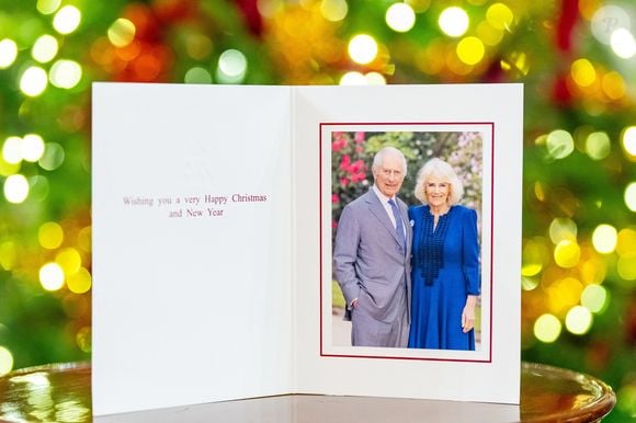 La carte de Noël 2024 du roi Charles III et de la reine Camilla devant un arbre de Noël au palais de Buckingham à Londres. © Buckingham Palace/Millie Pilkington/PA