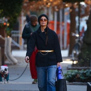 EXCLUSIF - New York, NY - Katie Holmes a été aperçue lors d'une promenade matinale le jour de son 46e anniversaire, dans une tenue décontractée et chic.